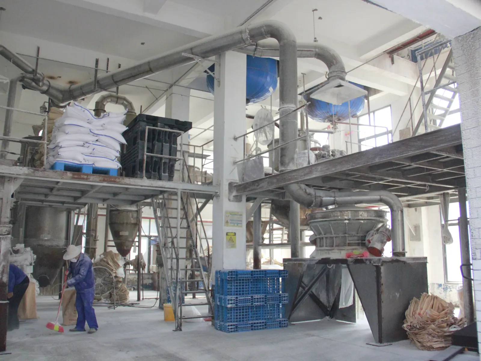 Rotary sieve, cyclone and bagging station in the milling and packing hall