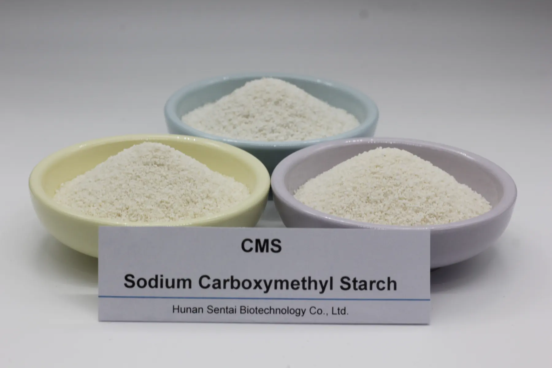 Três tigelas de carboximetil amido sódico (CMS) com cartão de etiqueta da Sentai